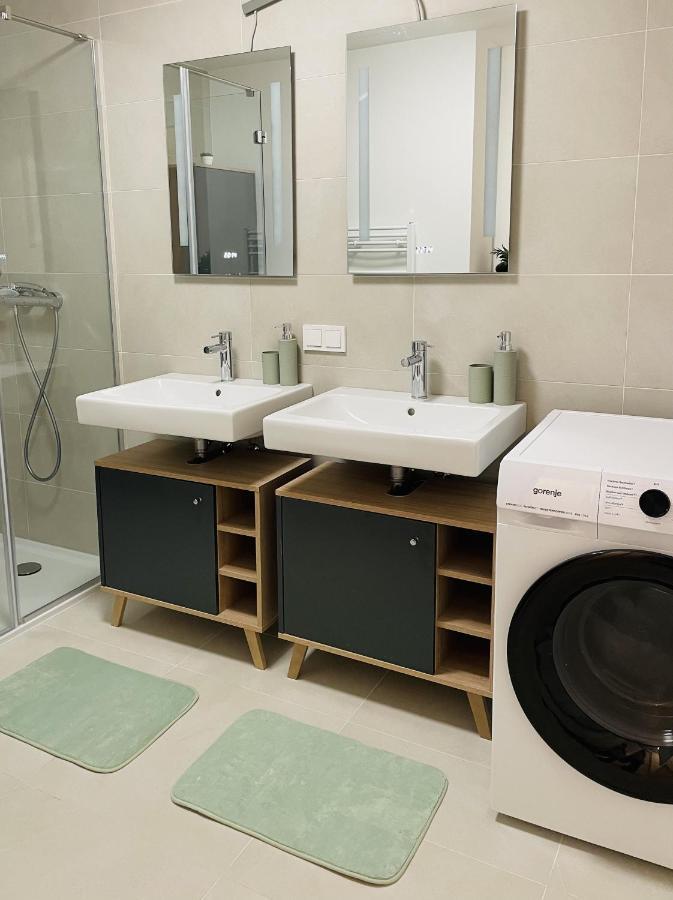 Luxury Waterfront Sky Residence Vienne Extérieur photo